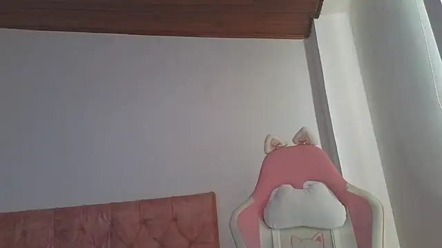 Snapshot of Crystal_Star_ chatting on 10/24/25, 03:19 Crystal Star online show from 10/24/25, 03:19