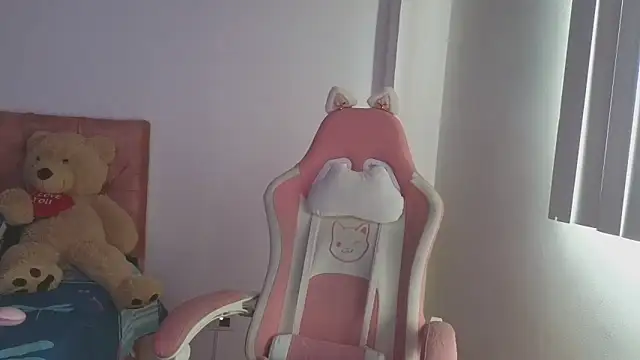 Snapshot of Crystal_Star_ chatting on 10/27/25, 01:26 Crystal Star online show from 10/27/25, 01:26