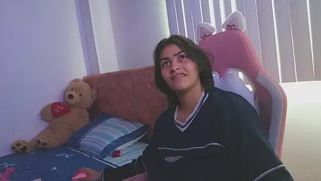 Snapshot of Crystal_Star_ chatting on 11/06/25, 01:23 Crystal Star online show from 11/06/25, 01:23