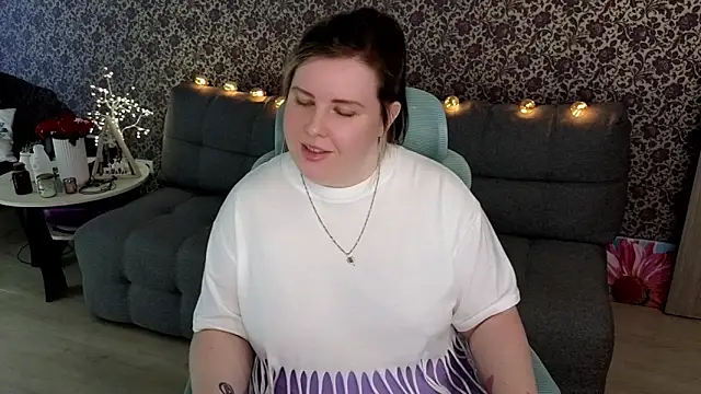 Snapshot of Lillit__ chatting on 09/16/25, 08:32 Lillit online show from 09/16/25, 08:32