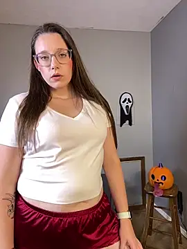 Snapshot of Mommasaurrex chatting on 10/14/25, 01:06 Mommasaurrex online show from 10/14/25, 01:06