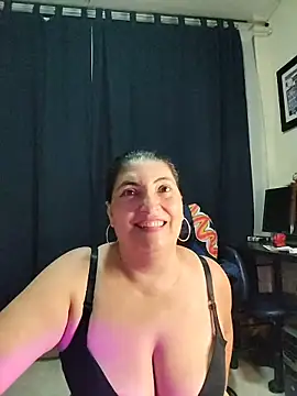 Snapshot of lina_maria99 chatting on 11/18/25, 01:00 lina maria99 online show from 11/18/25, 01:00