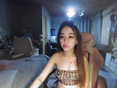 Yummiiieee28 online show from 10/29/25, 02:30