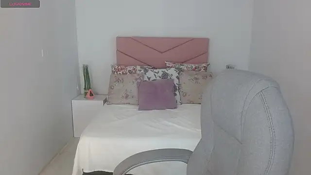 SarayVega  online show from 10/17/25, 07:27