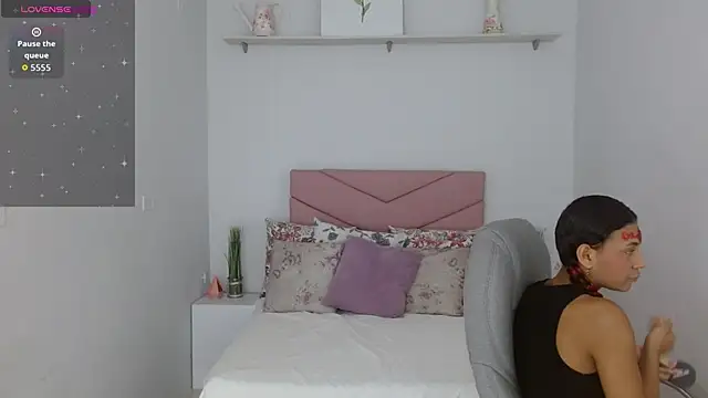 SarayVega  online show from 10/31/25, 07:37