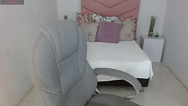 SarayVega  online show from 11/04/25, 07:13