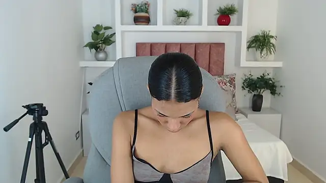 SarayVega  online show from 11/19/25, 07:36