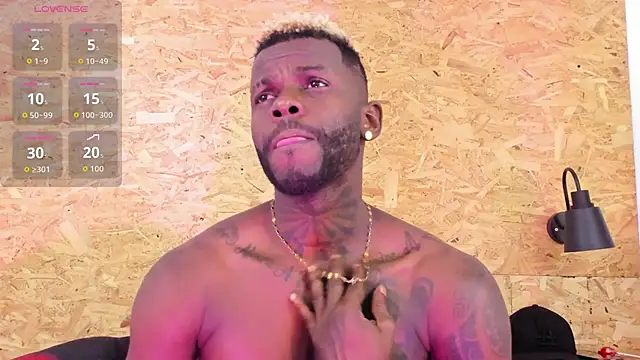 Snapshot of santiblack7 chatting on 11/14/25, 03:05 santiblack7 online show from 11/14/25, 03:05