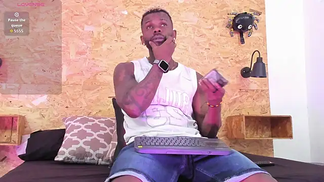 Snapshot of santiblack7 chatting on 11/15/25, 02:20 santiblack7 online show from 11/15/25, 02:20