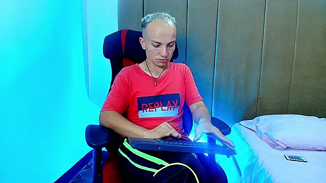 Snapshot of DaddyPoweer chatting on 09/23/25, 10:02 DaddyPoweer online show from 09/23/25, 10:02
