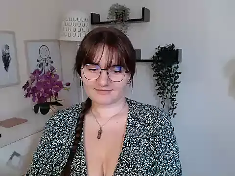 Snapshot of Julie_Diamond chatting on 09/19/25, 12:39 Julie Diamond online show from 09/19/25, 12:39