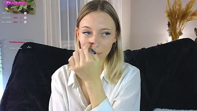 NyxaThorn online show from 10/20/25, 02:39