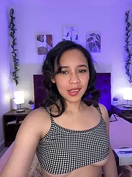 Snapshot of Esmeraldagh_ chatting on 09/13/25, 01:33 Esmeraldagh online show from 09/13/25, 01:33