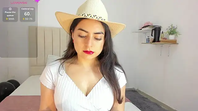Snapshot of sashaa_petit chatting on 09/15/25, 12:05 sashaa petit online show from 09/15/25, 12:05