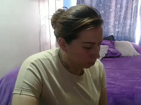 Snapshot of cloequeen15 chatting on 10/07/25, 04:48 cloequeen15 online show from 10/07/25, 04:48