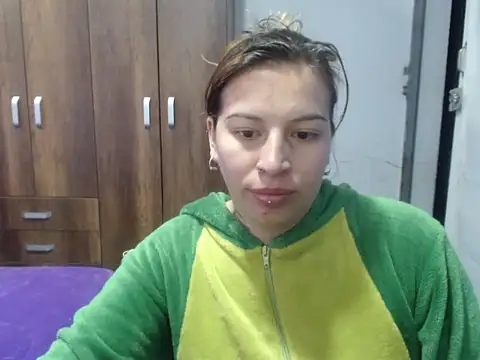 Snapshot of cloequeen15 chatting on 10/14/25, 03:13 cloequeen15 online show from 10/14/25, 03:13