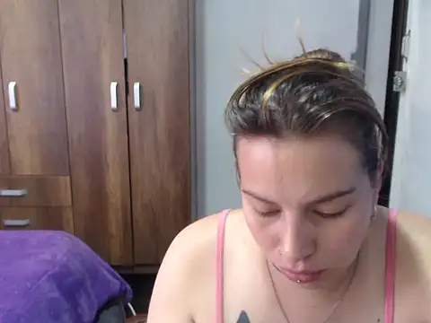 Snapshot of cloequeen15 chatting on 10/22/25, 05:24 cloequeen15 online show from 10/22/25, 05:24