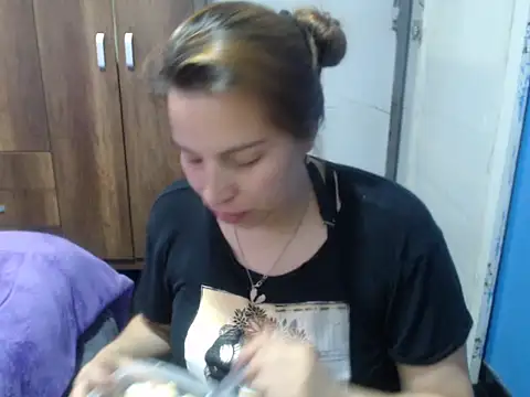 Snapshot of cloequeen15 chatting on 10/27/25, 08:02 cloequeen15 online show from 10/27/25, 08:02