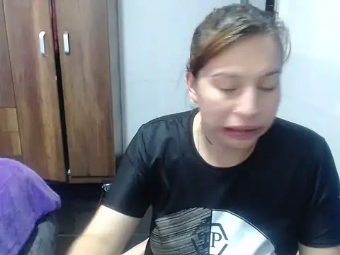 Snapshot of cloequeen15 chatting on 10/29/25, 05:25 cloequeen15 online show from 10/29/25, 05:25