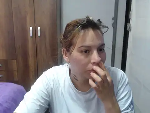 Snapshot of cloequeen15 chatting on 10/31/25, 04:52 cloequeen15 online show from 10/31/25, 04:52