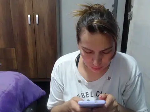 Snapshot of cloequeen15 chatting on 11/11/25, 05:46 cloequeen15 online show from 11/11/25, 05:46