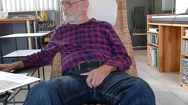 Snapshot of ewaldwillems99 chatting on 10/15/25, 01:22 ewaldwillems99 online show from 10/15/25, 01:22