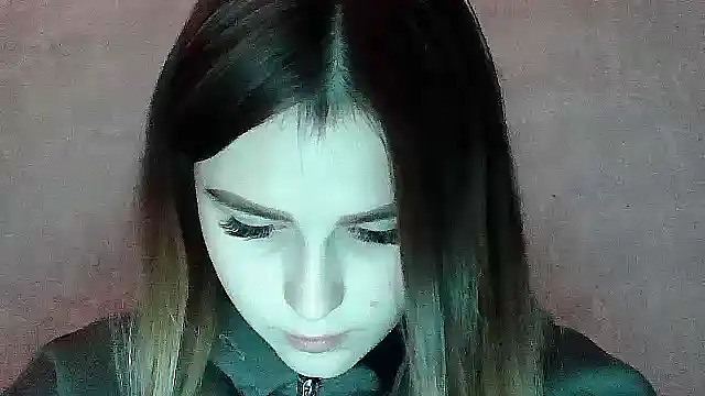 Snapshot of SweetLoraa chatting on 11/11/25, 01:44 SweetLoraa online show from 11/11/25, 01:44