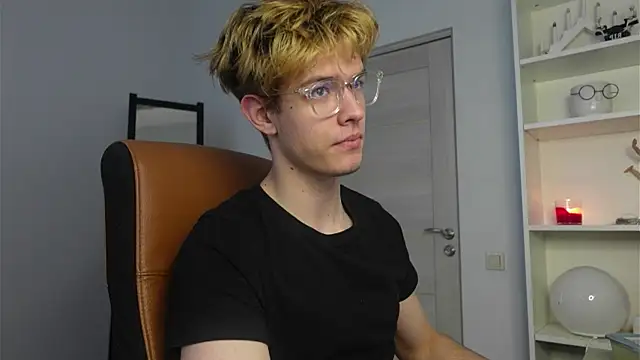 Snapshot of Logan_Fraser chatting on 10/12/25, 05:50 Logan Fraser online show from 10/12/25, 05:50