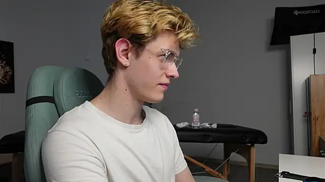 Snapshot of Logan_Fraser chatting on 10/14/25, 01:45 Logan Fraser online show from 10/14/25, 01:45