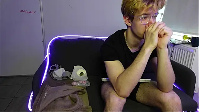 Snapshot of Logan_Fraser chatting on 10/15/25, 01:44 Logan Fraser online show from 10/15/25, 01:44