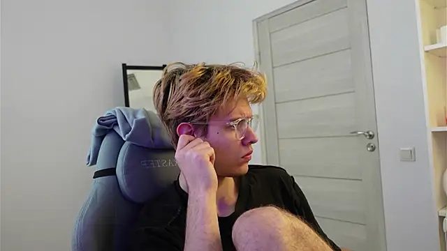 Snapshot of Logan_Fraser chatting on 10/18/25, 01:23 Logan Fraser online show from 10/18/25, 01:23