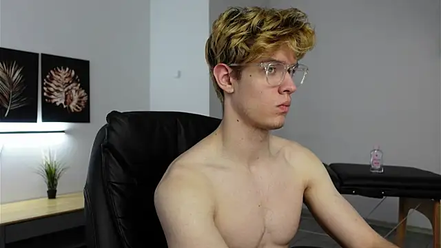 Snapshot of Logan_Fraser chatting on 10/19/25, 01:12 Logan Fraser online show from 10/19/25, 01:12