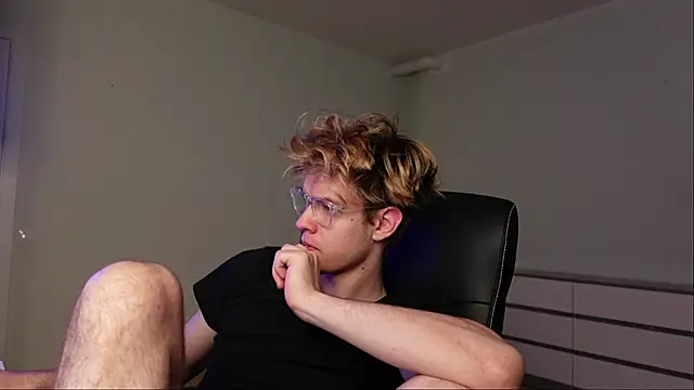 Snapshot of Logan_Fraser chatting on 10/23/25, 06:13 Logan Fraser online show from 10/23/25, 06:13