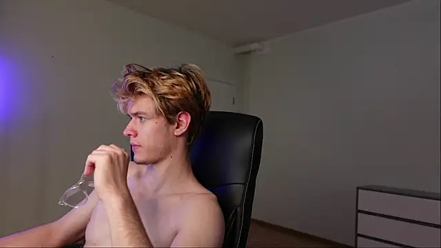 Snapshot of Logan_Fraser chatting on 10/25/25, 01:18 Logan Fraser online show from 10/25/25, 01:18