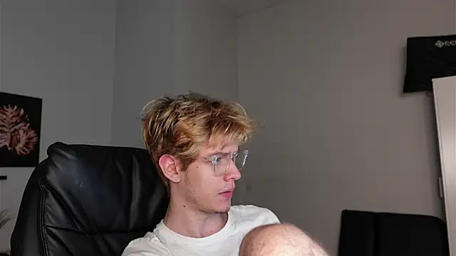 Snapshot of Logan_Fraser chatting on 10/26/25, 02:45 Logan Fraser online show from 10/26/25, 02:45