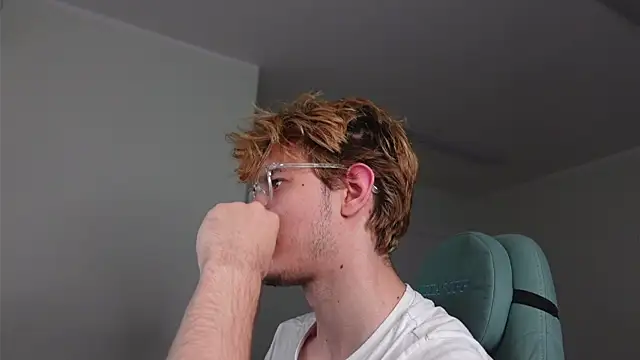 Snapshot of Logan_Fraser chatting on 10/29/25, 02:19 Logan Fraser online show from 10/29/25, 02:19