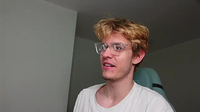 Snapshot of Logan_Fraser chatting on 10/30/25, 04:08 Logan Fraser online show from 10/30/25, 04:08