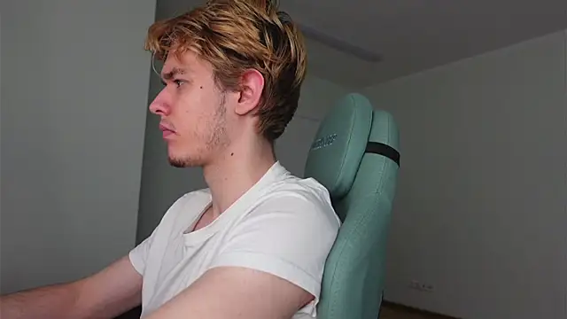 Snapshot of Logan_Fraser chatting on 11/01/25, 02:30 Logan Fraser online show from 11/01/25, 02:30