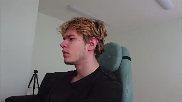 Snapshot of Logan_Fraser chatting on 11/02/25, 01:46 Logan Fraser online show from 11/02/25, 01:46