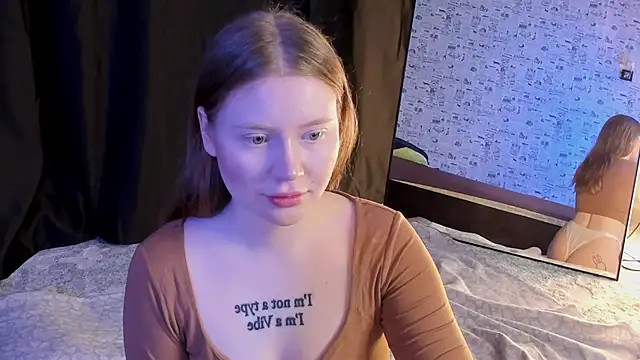 Snapshot of Lillie_Berry chatting on 10/10/25, 04:33 Lillie Berry online show from 10/10/25, 04:33