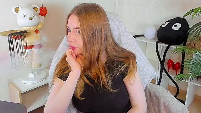 Snapshot of Lillie_Berry chatting on 10/18/25, 04:48 Lillie Berry online show from 10/18/25, 04:48