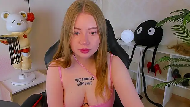 Snapshot of Lillie_Berry chatting on 10/19/25, 04:46 Lillie Berry online show from 10/19/25, 04:46