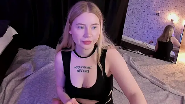 Snapshot of Lillie_Berry chatting on 11/19/25, 04:34 Lillie Berry online show from 11/19/25, 04:34