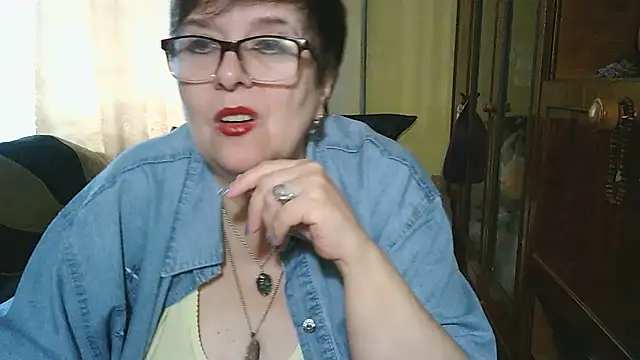 Snapshot of VeronicaGold511 chatting on 11/04/25, 08:24 VeronicaGold511 online show from 11/04/25, 08:24