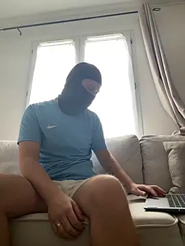 Snapshot of HommeSecret- chatting on 10/28/25, 02:20 HommeSecret- online show from 10/28/25, 02:20