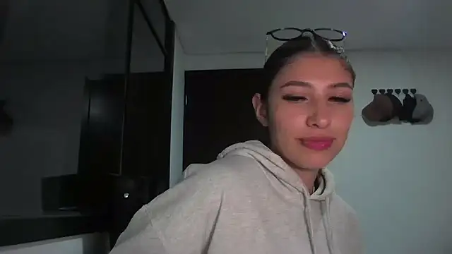 Snapshot of AriaBliss- chatting on 11/10/25, 05:06 AriaBliss- online show from 11/10/25, 05:06