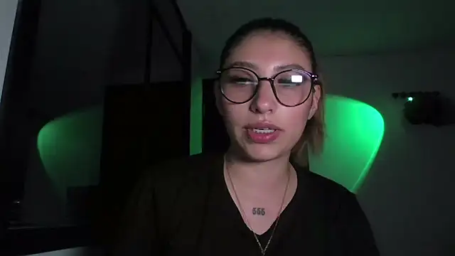 Snapshot of AriaBliss- chatting on 11/11/25, 05:07 AriaBliss- online show from 11/11/25, 05:07