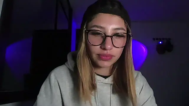 Snapshot of AriaBliss- chatting on 11/14/25, 08:13 AriaBliss- online show from 11/14/25, 08:13