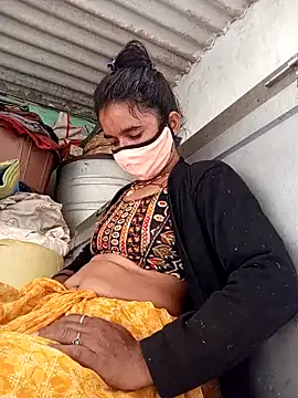 Snapshot of MISS_LOVE_001 chatting on 10/24/25, 05:48 MISS LOVE 001 online show from 10/24/25, 05:48