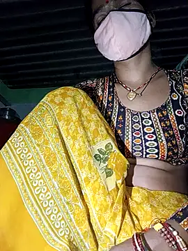 Snapshot of MISS_LOVE_001 chatting on 10/25/25, 04:46 MISS LOVE 001 online show from 10/25/25, 04:46